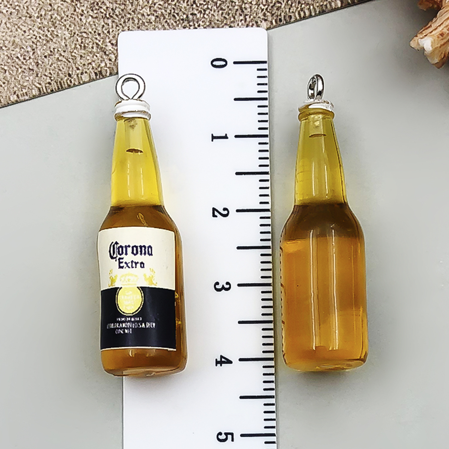 1 bouteille corona de bière en acrylique jaune clair-39x11x11mm-24g-24395