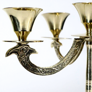 Élégant chandelier en laiton à 5 bras avec motif de feuilles ornées, support à bougies décoratif traditionnel indien pour la décoration de la maison - Product Image 4