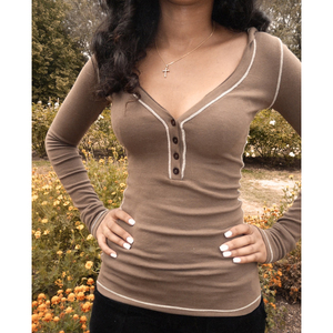 Haut Henley côtelé à capuche et manches longues pour femme, coupe ajustée, avec surpiqûres contrastantes, style décontracté Y2K streetwear, t-shirt basique, vente en gros - Product Image 4