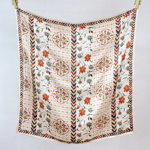 Foulard carré 100% Soie de Mûrier Automne 90x90cm en Crêpe de Soie Satinée à Motifs Floraux Délicats, Élégance Française, Design Imprimé Personnalisé, Fabrication Usine - Product Image 5