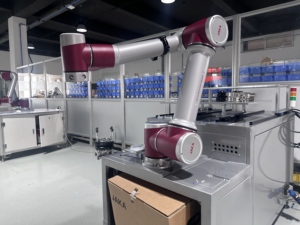Station de travail de tonteuse CNC JAKA Cobot avec alimentateur de matériaux, bac à pièces finies, bras robotisé industriel avec pinces de préhension - Product Image 4