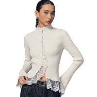 Haut en maille élégant français à volants en dentelle contrastante, coupe ajustée, style pull tendance, chemise de base pour femme, automne-hiver, à porter en sous-vêtement