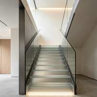 Escalier moderne en métal avec marches en verre trempé, garde-corps en verre, design droit pour usage intérieur, services personnalisés, garantie de 5 ans