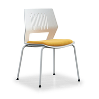 Les fabricants fournissent des chaises de formation de bureau empilables, simples et durables, au design breveté.