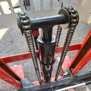Apilador Manual Hidráulico DXX-4.24-FCOJKC de 1000 kg, Rojo, para Uso en Interiores, con Ruedas de Goma - Product Image 2