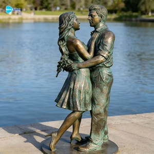 Statua in Bronzo a Grandezza Naturale di Coppia in Amore Vero per Parchi, Ville e Spazi Esterni - Product Image 2