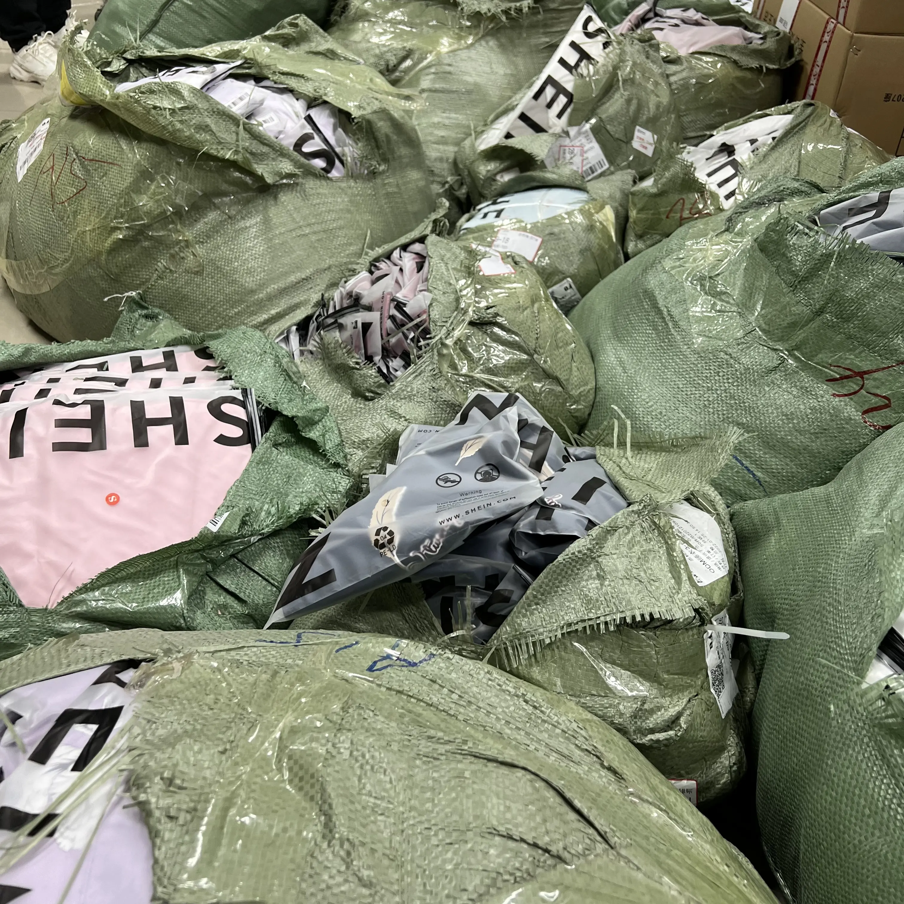 Fábrica de embalagens misturadas atacado camiseta entrega aleatória vestido de vestuário estoque
