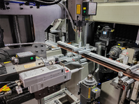 Ligne de traitement des fenêtres en aluminium CNC à 13 axes, machine de perçage, de fraisage et de découpe laser pour la production en usine