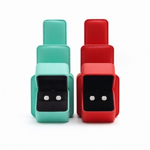 Boîte à boucles d'oreilles minimaliste de luxe en similicuir à charnière, présentoir à bijoux avec insert en éponge, logo personnalisé en relief, prix de gros usine - Product Image 1
