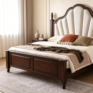 Base de Cama Tapizada Tradicional Tamaño Queen con Cabecera de Tela y Postes de Madera - Product Image 5