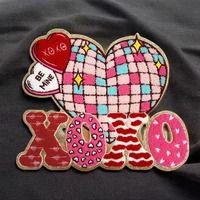 Patch en chenille XOXO en forme de cœur, thermocollant pour la Saint-Valentin avec bordure dorée scintillante