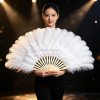 Abanico de plumas de avestruz y pavo con marco de bambú para espectáculos, bares, bodas y decoración de fiestas. Disponible en varios tamaños.