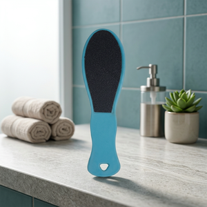 Râpe à pieds professionnelle écologique en plastique double face à long manche portable avec 120 tampons de papier de verre pour éliminer les callosités et prendre soin de la peau - Product Image 2