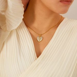 תליון לב זירקון מלוטש עם כנפי מלאך, תליון בצורת לב משובץ לבבות זירקוניה, שרשרת נירוסטה - Product Image 4