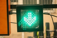 Semáforo LED con flecha verde de la Cruz Roja, alimentado por energía solar, indicador de carril para estacionamientos, lavaderos de autos y almacenes