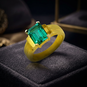 Anillo de Plata Chapado en Oro con Circonita Cúbica Verde de la Marca A, Procedente de Rajasthan - Product Image 1