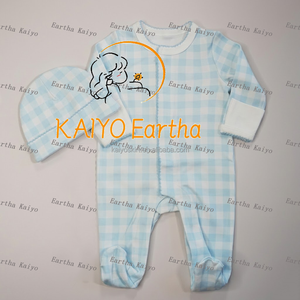 Ensemble cadeau nouveau-né : Barboteuse grenue en coton biologique avec chaussons et bonnet pour bébés - Product Image 4