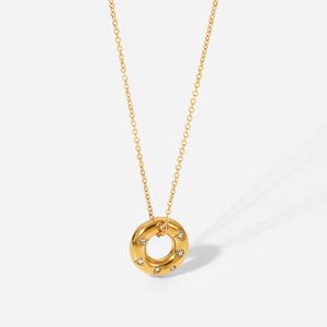สร้อยคอแฟชั่นสไตล์มินิมอลสแตนเลสสตีล ประดับวงแหวนวงกลมทอง 18K ฉลุลายฝังเพชรซิร์คอนสำหรับผู้หญิง - Product Image 1