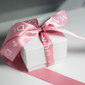 Boîte cadeau rigide de luxe en papier blanc, avec logo personnalisé estampé, couvercle amovible et mini ruban, pour <span class=keywords><strong>abonnement</strong></span> professionnel en ligne - Product Image 1