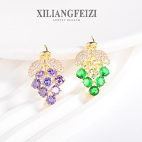 XILIANGFEIZI Petite Broche Unisexe Mignonne en Zircon Motif Raisin, Épingle de Col Anti-dérapante, Cadeau de Mariage Créatif, Accessoires de Fête