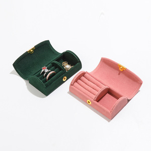 Caja de almacenamiento de anillo de pendientes portátil de terciopelo con solapa curva pequeña de lujo de alto grado de diseño clásico - Product Image 4