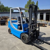 Chariot élévateur électrique industriel de 2 tonnes pour le chargement et le déchargement de marchandises, le transport de palettes, la gestion de la manutention des matériaux en entrepôt