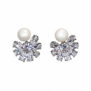 Boucles d'oreilles clous en or blanc E983 avec perles d'imitation et diamants taille brillant rond pour mariage, style romantique pour femme - Product Image 1