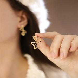 Boucles d'oreilles minimalistes étanches en acier inoxydable plaqué or, clous d'oreilles géométriques irréguliers et creux - Product Image 6