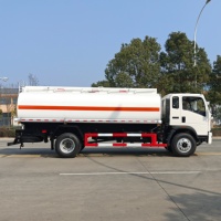 Un camion-citerne HOWO 4x2 de haute qualité, neuf, avec une capacité de réservoir de 15 000 L et un moteur diesel de 150 à 250 ch