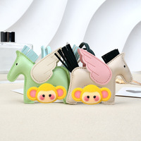 Porte-clés personnalisé mignon en forme de cheval volant, breloque de sac, pendentif de sac à main en cuir de poney de dessin animé, accessoires de porte-clés de voiture avec pompon, vente en gros