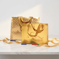 Sac Cadeau Personnalisé de Luxe en Papier Métallisé Doré Recyclable avec Poignées en Ruban et Calligraphie pour Boutiques et Vente au Détail