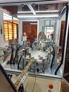 A máquina tampando automática com bom preço tampão 3 parte a montagem do equipamento - Product Image 3