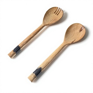 Cuillère à salade décorative en bois au design moderne, fourchette à salade faite à la main, cuillère unique avec manche en résine, pour la maison, la cuisine et les restaurants. - Product Image 1