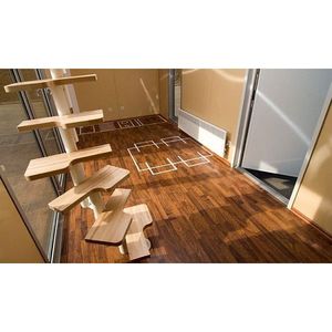 Espacio de Vivienda Moderno en Contenedor con Escalera de Madera y Paredes de Vidrio para Uso Residencial - Product Image 1