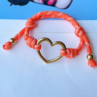 Bracelet en corde tressée réglable et coloré avec breloque cœur creux doré, bracelet d'amitié, bijou tendance, cadeau pour femmes et filles