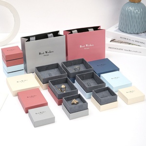 Boîte à bijoux carrée beige universelle personnalisée en velours pour bracelet, bague, boucles d'oreilles, collier avec insert rembourré - Product Image 5