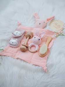 Kaiyue-Ensemble sous-verre en bois blanc personnalisé, boîte-cadeau de douche de bébé avec nouveau-né, jouet, <span class=keywords><strong>d</strong></span>écor de pépinière, chaussettes <span class=keywords><strong>d</strong></span>'amour pour nourrissons, brosse à cheveux, hochet - Product Image 3