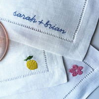 Ensemble de serviettes en lin brodées à la main avec motif personnalisé, sous-verres carrés personnalisés pour les mariages et les réunions de famille