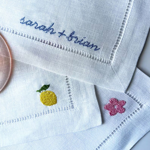 Ensemble de serviettes en lin brodées à la main avec motif personnalisé, sous-verres carrés personnalisés pour les mariages et les réunions de famille - Product Image 1