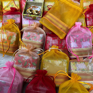 Celebre ocasiones especiales con un exquisito juego de cajas de joyería de tela hechas a mano y hermosos bolsos de organza con cordón vibrantes y coloridos. - Product Image 1