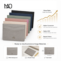 Porte-cartes en cuir gris clair, portefeuille fin avec panneau avant aspect daim, fentes incurvées pour cartes et logo métallique, idéal pour les commandes de marques de détail