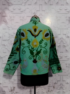 Apportez une touche d'art intemporel à votre collection avec cette magnifique veste en coton matelassé, ornée de motifs floraux vibrants. - Product Image 2