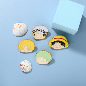 Broches en émail lumineuses personnalisées sur le thème <span class=keywords><strong>de</strong></span> l'anime et du <span class=keywords><strong>manga</strong></span>, en forme <span class=keywords><strong>de</strong></span> <span class=keywords><strong>chapeau</strong></span> <span class=keywords><strong>de</strong></span> <span class=keywords><strong>paille</strong></span>, vente en gros, badges décoratifs en métal pour vêtements et sacs à dos - Product Image 1