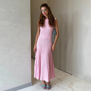 Robe décontractée unie en viscose, nouvelle collection Printemps-Été 2026, col rond, sans manches, tricotée texturée, mi-longue plissée - Product Image 4
