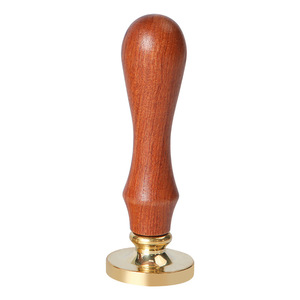 Sello <span class=keywords><strong>de</strong></span> cera <span class=keywords><strong>de</strong></span> latón personalizado <span class=keywords><strong>de</strong></span> alta calidad con mango <span class=keywords><strong>de</strong></span> <span class=keywords><strong>madera</strong></span> para invitaciones <span class=keywords><strong>de</strong></span> boda <span class=keywords><strong>letras</strong></span> <span class=keywords><strong>de</strong></span> monograma estilo <span class=keywords><strong>Vintage</strong></span> sellado DIY - Product Image 1