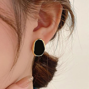 Nouvelles boucles d'oreilles noires irrégulières en métal pour femmes, bijoux vintage, nouveau design, accessoires de mode esthétiques - Product Image 1