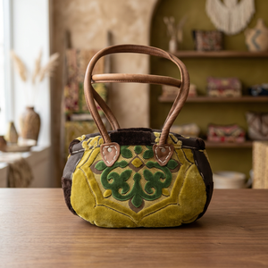 Bolso de Hombro de Cuero de Becerro de Primera Calidad con Diseño Kilim Elegante de la Tienda Biyadina, Color Verde a Rayas para Mujer, Cierre de Cremallera y Broche, Funcional - Product Image 3