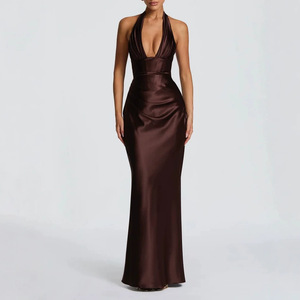 <span class=keywords><strong>Robe</strong></span> longue <span class=keywords><strong>de</strong></span> soirée sirène plissée et froncée en satin à col halter et <span class=keywords><strong>d</strong></span>écolleté plongeant <span class=keywords><strong>pour</strong></span> femme - Product Image 2