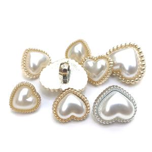 Botones de Corazón con Cuentas de Melocotón, Accesorios de Punto para Cárdigan, Perlas de Imitación de Plástico, Corazón Simple de Metal - Product Image 1