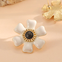 Pendientes de tuerca de lujo de alta gama para mujer, de aleación de zinc, con diseño retro de margarita blanca y aguja de plata, accesorios únicos para la oreja